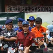 Wakil Menteri Komunikasi dan Digital Nezar Patria (tengah) didampingi Komandan Lanal Banten Letkol Laut (P) Wawan Subagyo Mardani (ketiga kiri), Kepala Kantor Basarnas Banten Al Amrad (ketiga kanan), dan Bupati Serang Ratu Rachmatuzakiyah (kedua kanan) memberikan keterangan kepada wartawan terkait pencarian lima jurnalis yang hilang kontak saat meliput erupsi Gunung Anak Krakatau di Posko SAR Dermaga Marina Carita, Pandeglang, Banten, Sabtu (12/9/2026). ANTARA FOTO/Angga Budhiyanto/tom.