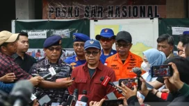 Wakil Menteri Komunikasi dan Digital Nezar Patria (tengah) didampingi Komandan Lanal Banten Letkol Laut (P) Wawan Subagyo Mardani (ketiga kiri), Kepala Kantor Basarnas Banten Al Amrad (ketiga kanan), dan Bupati Serang Ratu Rachmatuzakiyah (kedua kanan) memberikan keterangan kepada wartawan terkait pencarian lima jurnalis yang hilang kontak saat meliput erupsi Gunung Anak Krakatau di Posko SAR Dermaga Marina Carita, Pandeglang, Banten, Sabtu (12/9/2026). ANTARA FOTO/Angga Budhiyanto/tom.