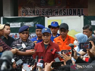 Wakil Menteri Komunikasi dan Digital Nezar Patria (tengah) didampingi Komandan Lanal Banten Letkol Laut (P) Wawan Subagyo Mardani (ketiga kiri), Kepala Kantor Basarnas Banten Al Amrad (ketiga kanan), dan Bupati Serang Ratu Rachmatuzakiyah (kedua kanan) memberikan keterangan kepada wartawan terkait pencarian lima jurnalis yang hilang kontak saat meliput erupsi Gunung Anak Krakatau di Posko SAR Dermaga Marina Carita, Pandeglang, Banten, Sabtu (12/9/2026). ANTARA FOTO/Angga Budhiyanto/tom.