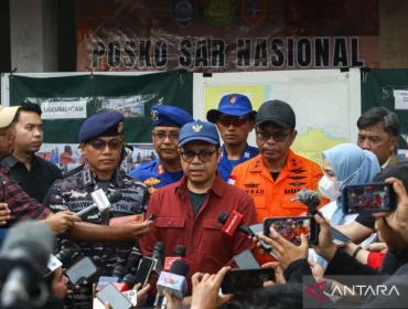 Wakil Menteri Komunikasi dan Digital Nezar Patria (tengah) didampingi Komandan Lanal Banten Letkol Laut (P) Wawan Subagyo Mardani (ketiga kiri), Kepala Kantor Basarnas Banten Al Amrad (ketiga kanan), dan Bupati Serang Ratu Rachmatuzakiyah (kedua kanan) memberikan keterangan kepada wartawan terkait pencarian lima jurnalis yang hilang kontak saat meliput erupsi Gunung Anak Krakatau di Posko SAR Dermaga Marina Carita, Pandeglang, Banten, Sabtu (12/9/2026). ANTARA FOTO/Angga Budhiyanto/tom.